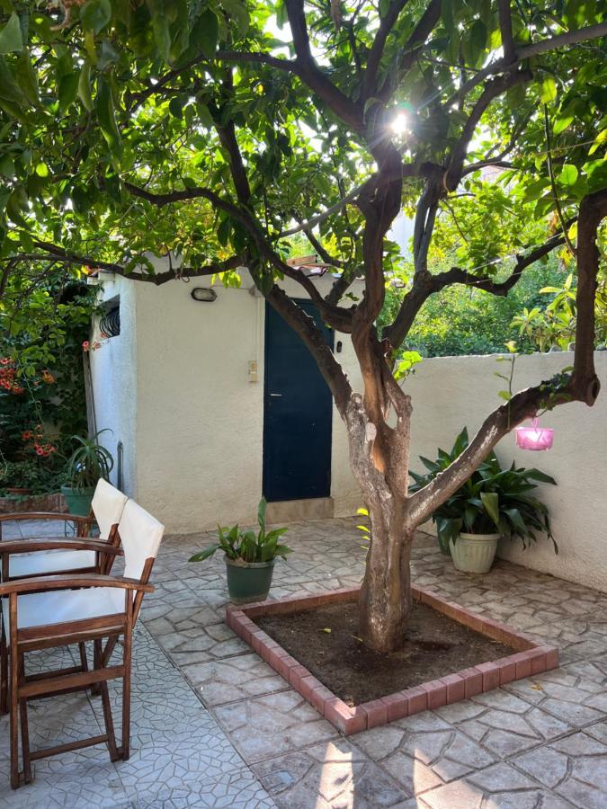 Cosy Guesthouse-Souterrain With Garden In City Center Corinthe Extérieur photo