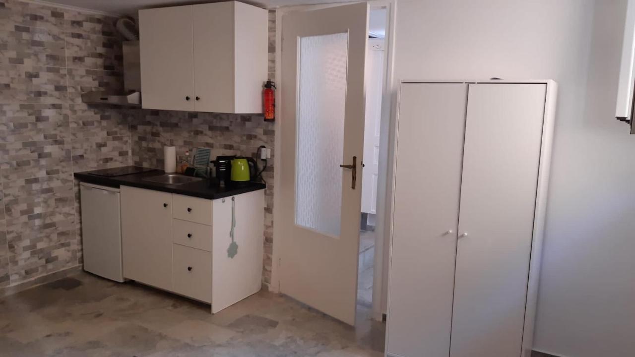 Cosy Guesthouse-Souterrain With Garden In City Center Corinthe Extérieur photo